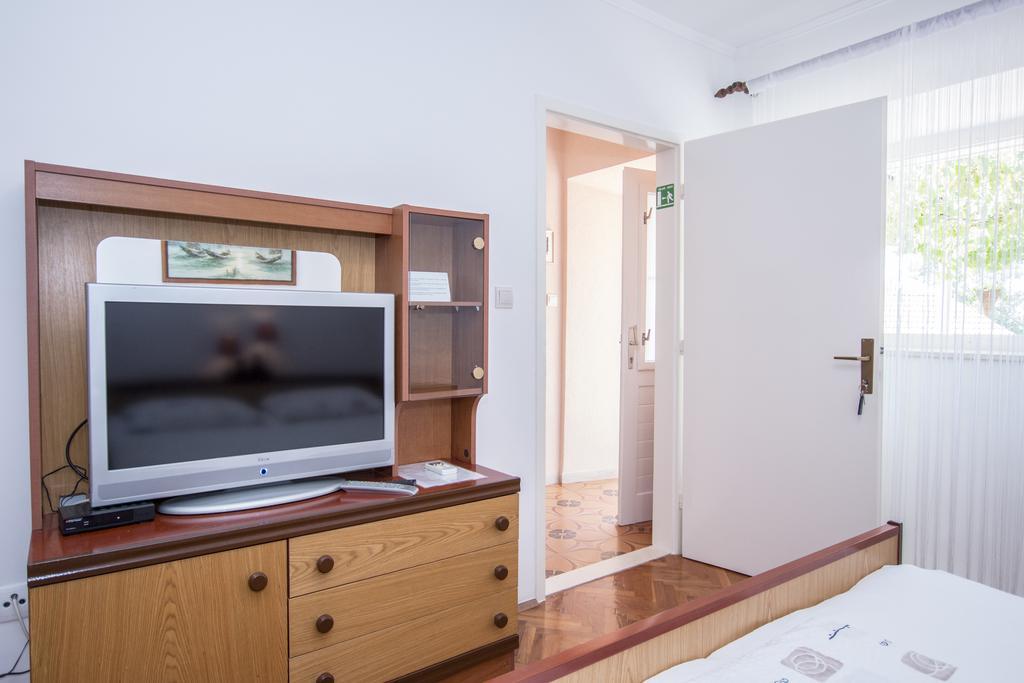 Radovcic Apartments And Rooms Trsteno Bagian luar foto